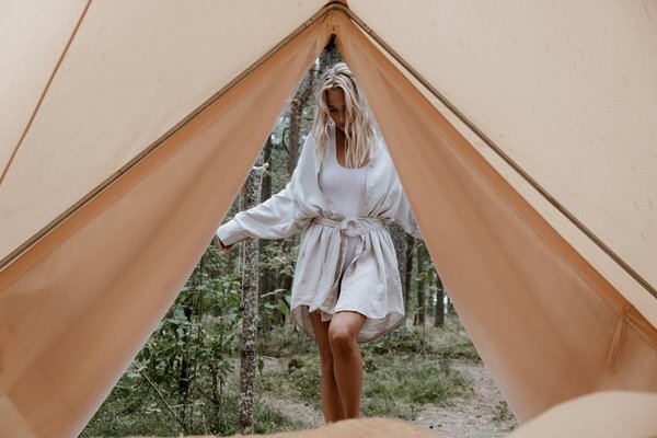 Aventure sous la pluie en camping : Astuces et préparation indispensables
